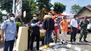 Sugeng Budiawan didampingi Kapolres dan segenap Sedulur Karanganyar Kebumen apel sebelum melakukan aksi penyemprotan mencegah covid-19 di jalan utama Karanganyar pada Minggu 5/4/2020 (Dok. KM)