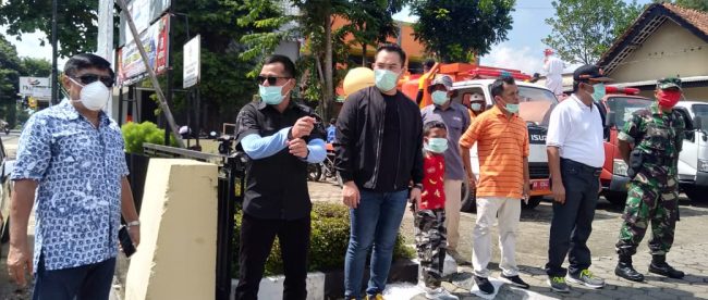 Sugeng Budiawan didampingi Kapolres dan segenap Sedulur Karanganyar Kebumen apel sebelum melakukan aksi penyemprotan mencegah covid-19 di jalan utama Karanganyar pada Minggu 5/4/2020 (Dok. KM)