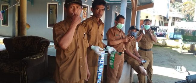 Pjs Kepala Desa Cikadu R.Sudrajat saat akan melaksanakan penyemprotan disinfektan, Rabu 1/4/2020 (dok. KM)