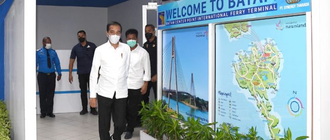 Presiden Joko Widodo meninjau kesiapan rumah sakit darurat penanganan covid-19 di Pulau Galang, Kota Batam, Provinsi Kepulauan Riau, pada Rabu 1/4/2020 (dok. KM)