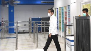 Presiden Joko Widodo meninjau kesiapan rumah sakit darurat penanganan covid-19 di Pulau Galang, Kota Batam, Provinsi Kepulauan Riau, pada Rabu 1/4/2020 (dok. KM)