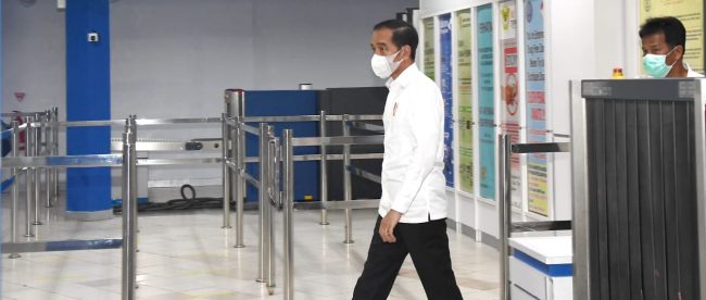 Presiden Joko Widodo meninjau kesiapan rumah sakit darurat penanganan covid-19 di Pulau Galang, Kota Batam, Provinsi Kepulauan Riau, pada Rabu 1/4/2020 (dok. KM)