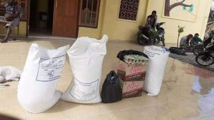 Sebagian dari bantuan kebutuhan pokok bagi mahasiswa asal Paniai di Jayapura yang diserahkan oleh Anggota DPRD Paniai John Deki Yogi, Kamis 2/4/2020 (dok. KM)