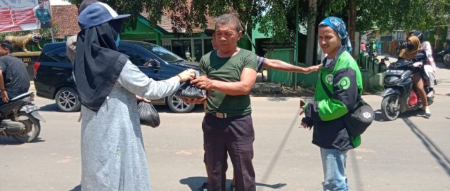 Relawan Covid-19 Parungpanjang membagikan sembako yang berasal dari donatur, Rabu siang 1/4/2020 (dok. KM)