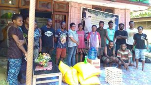 Pendiri Asrama Kasih Hagar saat menyampaikan ucapan terima kasih atas bantuan bahan makanan oleh ketua MRP Kota Jayapura, Petronela Bunapa (dok. KM)