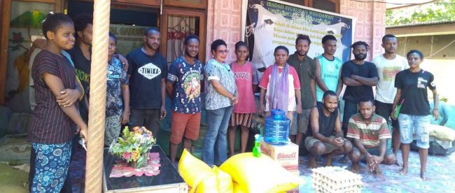 Pendiri Asrama Kasih Hagar saat menyampaikan ucapan terima kasih atas bantuan bahan makanan oleh ketua MRP Kota Jayapura, Petronela Bunapa (dok. KM)
