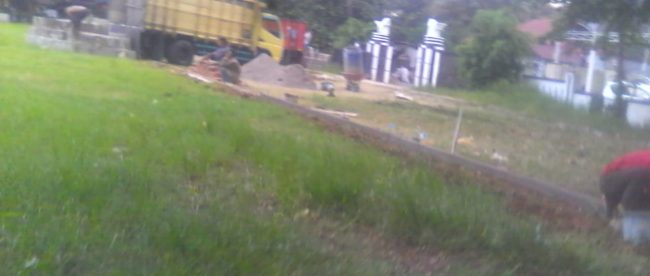 Pekerjaan pemasangan paving block di alun-alun Pagaden, Subang (dok. KM)