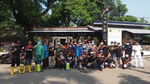 Ormas dan OKP Parungpanjang bersiap semprotkan cairan disinfektan untuk mencegah penyebaran virus corona (Covid-19) di Bumi Perumnas 2, hari Minggu pagi 5/4/2020 (dok. KM)