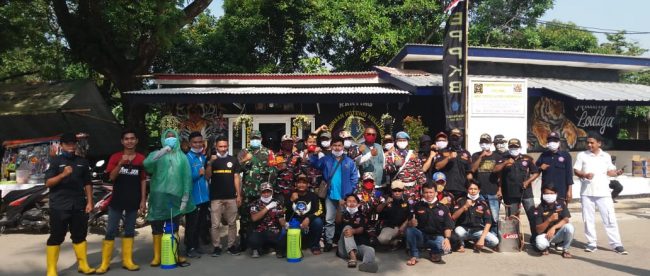 Ormas dan OKP Parungpanjang bersiap semprotkan cairan disinfektan untuk mencegah penyebaran virus corona (Covid-19) di Bumi Perumnas 2, hari Minggu pagi 5/4/2020 (dok. KM)