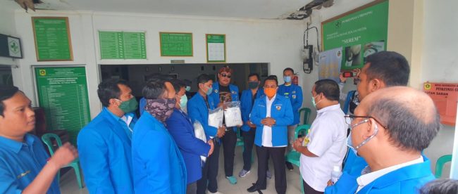 Ketua DPD KNPI Kabupaten Bogor Fikri Ikhsani beserta jajaran memberikan bantuan APD kepada salah satu Puskesmas di Kecamatan Cibinong untuk membantu penanganan pandemi virus corona (covid-19), Rabu 8/4/2020 (dok. KM)