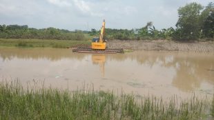 Pekerjaan Normalisasi BTT oleh Perum Jasa Tirta (PJT) II Unit Usaha Wilayah (UUW) III Kabupaten Subang (dok. KM)