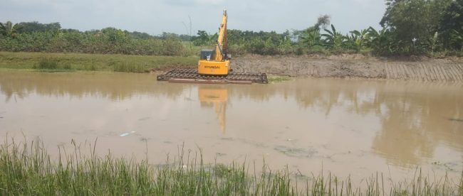 Pekerjaan Normalisasi BTT oleh Perum Jasa Tirta (PJT) II Unit Usaha Wilayah (UUW) III Kabupaten Subang (dok. KM)