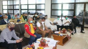 Wali Kota Bekasi bersama Forkopimda Kota Bekasi saat menyertai rapat bersama para camat melalui videoconferencing, Selasa 14/4/2020 (dok. KM)