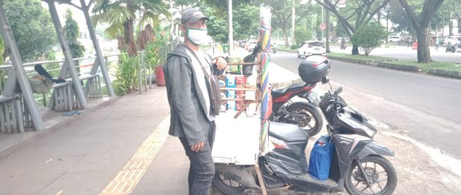 Deni, pedagang songan yang menjual kopi di Jl. Tegar Beriman, Kabupaten Bogor (dok. KM)