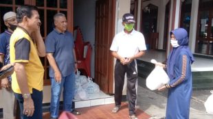 Pembagian sembako oleh Tim Peduli Covid-19 lingkungan RW 08, Kelurahan Mekar Jaya, Sukmajaya, Depok (dok. KM)