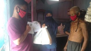 IKA-AKA Bogor saat membagikan sembako di lingkungan Terminal Baranangsiang, Kota Bogor, Selasa 14/4/2020 (dok. KM)