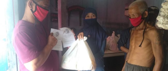 IKA-AKA Bogor saat membagikan sembako di lingkungan Terminal Baranangsiang, Kota Bogor, Selasa 14/4/2020 (dok. KM)