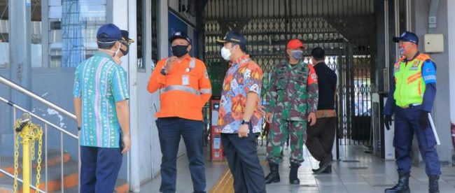 Wali KOta Tangerang Arief Wismansyah meninjau stasiun Tangerang, Kamis 16/4/2020 (dok. KM)