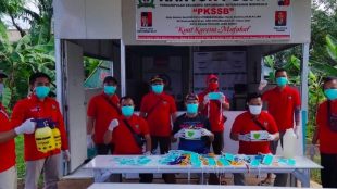 Perkumpulan Keluargo Sekundang Setungguan Bengkulu (PKSSB) membagikan 1000 masker di Tanah Sareal, Kota bogor, Kamis 16/4/2020 (dok. KM)