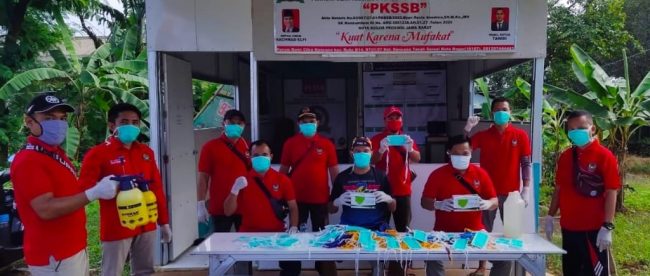 Perkumpulan Keluargo Sekundang Setungguan Bengkulu (PKSSB) membagikan 1000 masker di Tanah Sareal, Kota bogor, Kamis 16/4/2020 (dok. KM)