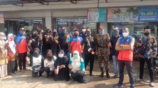 Gugus Pemuda Covid-19 Kecamatan Parungpanjang membagi-bagikan masker gratis, Sabtu 18/4/2020 (dok. KM)