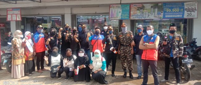 Gugus Pemuda Covid-19 Kecamatan Parungpanjang membagi-bagikan masker gratis, Sabtu 18/4/2020 (dok. KM)