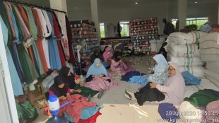 Karyawan pabrik "Pelangi Hijab" tidak menggunakan APD (dok. KM)