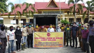 Wakil Bupati Pelalawan Zardewan dan Ketua DPRD Pelalawan Adi Sukemi didampingi Camat Bandar Seikijang serta Kapolsek Bandar Seikijang AKP Yusup Purba saat pembagian bansos sembako kepada warga kurang mampu di Bandar Seikijang (dok. KM)