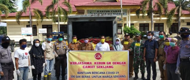 Wakil Bupati Pelalawan Zardewan dan Ketua DPRD Pelalawan Adi Sukemi didampingi Camat Bandar Seikijang serta Kapolsek Bandar Seikijang AKP Yusup Purba saat pembagian bansos sembako kepada warga kurang mampu di Bandar Seikijang (dok. KM)