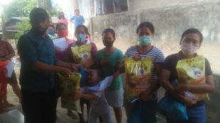 Pembagian bansos sembako bagi warga terdampak wabah virus corona di Kelurahan Sungai Panas, Kecamatan Batam Kota, Batam, Selasa 21/4/2020 (dok. KM)