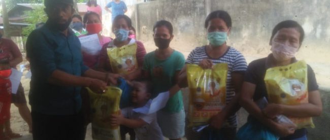 Pembagian bansos sembako bagi warga terdampak wabah virus corona di Kelurahan Sungai Panas, Kecamatan Batam Kota, Batam, Selasa 21/4/2020 (dok. KM)