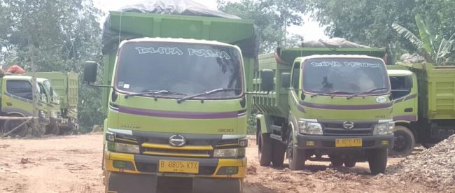 Truk mengangkut tanah merah dari galian di Desa Damping, Pamarayan, Serang (dok. KM)