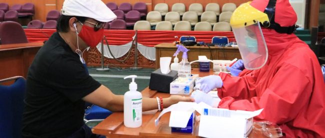 Anggota DPRD Depok yang sedang menjalani rapid test. (foto:Istimewa)