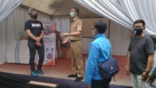 Alumni AKA bogor menyerahkan bantuan kepada Gugus Tugas Covid-19 Kota Bogor, Senin 27/4/2020 (dok. KM)