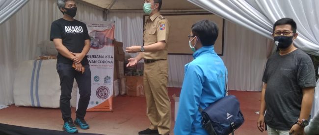 Alumni AKA bogor menyerahkan bantuan kepada Gugus Tugas Covid-19 Kota Bogor, Senin 27/4/2020 (dok. KM)