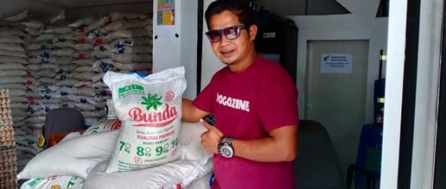 Andrian Sulin, Ketua WAHAPI Tanjungbalai melihat langsung merk dan jenis bantuan yang disalurkan Pemkot Tanjungbalai (dok. KM)