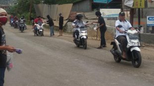 Kelompok #CebanPertama menyerahkan bantuan berupa APD 10 Pcs Hazmat, Sarung Tangan, Multivitamin, dan Susu Beruang ke 2 Puskesmas di Kecamatan Parungpanjang dan membagikan hand sanitizer dan masker ke 11 titik di Kecamatan Parungpanjang, Minggu sore 26/4/2020 (dok. Hari Setiawan Muhammad Yasin/KM)