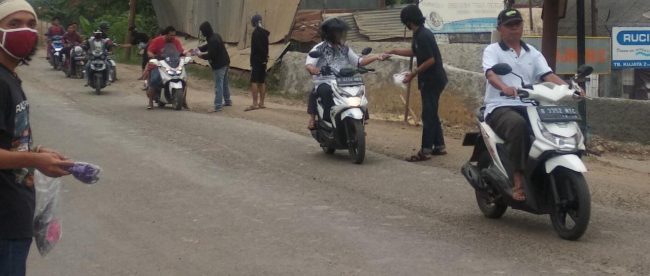 Kelompok #CebanPertama menyerahkan bantuan berupa APD 10 Pcs Hazmat, Sarung Tangan, Multivitamin, dan Susu Beruang ke 2 Puskesmas di Kecamatan Parungpanjang dan membagikan hand sanitizer dan masker ke 11 titik di Kecamatan Parungpanjang, Minggu sore 26/4/2020 (dok. Hari Setiawan Muhammad Yasin/KM)