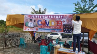 Warga Kelurahan Rawang Empat, Kecamatan Bandar Petalangan, Kabupaten Pelalawan, Riau, mendirikan Posko Relawan Covid-19 (dok. KM)