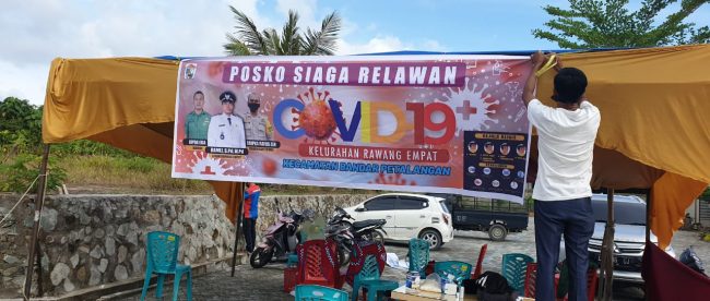 Warga Kelurahan Rawang Empat, Kecamatan Bandar Petalangan, Kabupaten Pelalawan, Riau, mendirikan Posko Relawan Covid-19 (dok. KM)