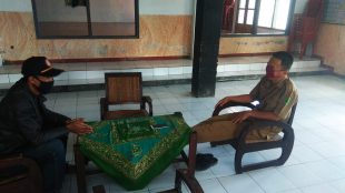 Kepala Desa Kawungkuwuk, Kecamatan Tanjungsiang, Subang, Adim, saat diwawancarai KM, Senin 4/5/2020 (dok. KM)