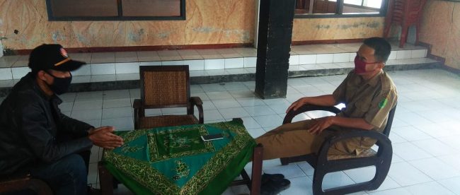 Kepala Desa Kawungkuwuk, Kecamatan Tanjungsiang, Subang, Adim, saat diwawancarai KM, Senin 4/5/2020 (dok. KM)