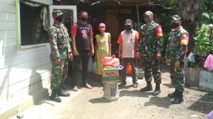 Babinsa Koramil Rumbai memberikan bantuan sembako kepada warga, Sabtu 23/5/2020 (dok. KM)