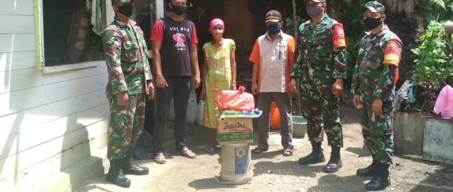 Babinsa Koramil Rumbai memberikan bantuan sembako kepada warga, Sabtu 23/5/2020 (dok. KM)