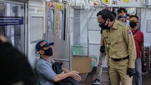 Walikota Bogor Bima Arya Sugiarto Saat Meninjau KRL Di Stasiun Bogor (Istimewa)