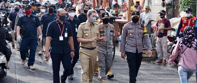 Wakil Walikota Bogor Dedie A Rachim bersama Kabag Ops Polresta Bogor Kota Kompol Prasetyo Purbo, Kasat Pol PP Kota Bogor Agustian Syach, Dirut Perumda Pasar Pakuan Jaya Muzakkir, dan Camat Bogor Tengah Abdul Wahid Saat Penijauan Pasar Kebon Kembang (Foto Istimewa)