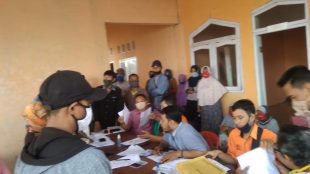 Pembagian BLT di Desa Sumbersari, Pagaden, Subang, Jumat 15/5/2020 (dok. KM)