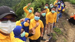 Kadinkes Kabupaten Kampar, Provinsi Riau, Dedy Sambudi dan rombongan menuju Desa Batu Sasak dengan berjalan kaki melalui jalur yang penuh tantangan selama empat jam (dok. KM)