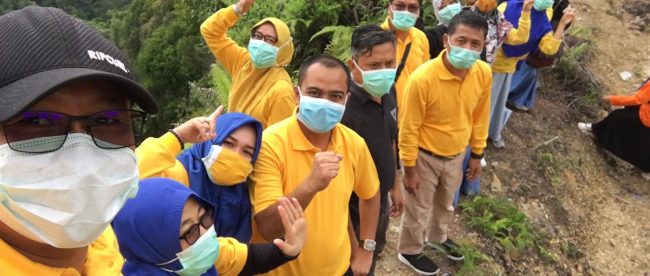 Kadinkes Kabupaten Kampar, Provinsi Riau, Dedy Sambudi dan rombongan menuju Desa Batu Sasak dengan berjalan kaki melalui jalur yang penuh tantangan selama empat jam (dok. KM)