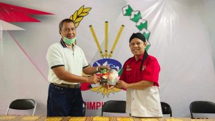 Kadiskominfo Depok saat menerima hadiah buku Metode Dallang dari PWRI Depok, MInggu 3/5/2020 (dok. KM)